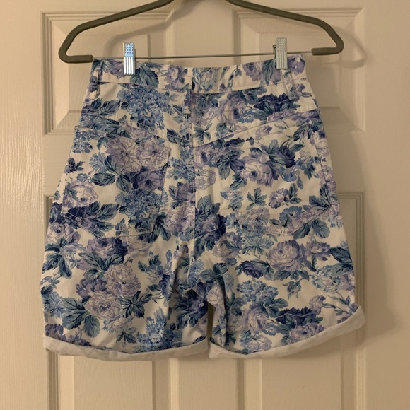 Vintage Breaker Jeans Floral shorts - Picture 2 of 5